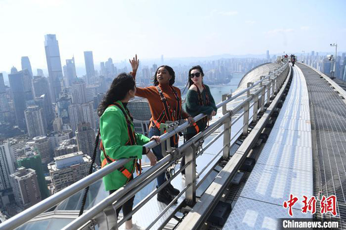Visitantes disfrutan de la vista desde un gran rascacielos en Chongqing, 23 de febrero del 2022. (Foto: Servicios de Noticias de China/ Zhang Chao)