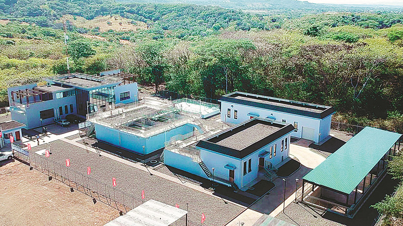 Una planta de suministro de agua urbana construida por China Tiesiju Civil Engineering Group es entregada a operadores costarricenses el 7 de enero. Unos 15 empleados locales lo dirigirán en el futuro. [Foto: Long Bin/China Daily]
