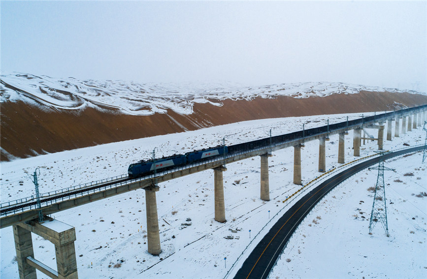 El ferrocarril de Dunhuang es el principal responsable del transporte de mercancías entre Dunhuang y Golmud. Foto cortesía de China Railway Lanzhou Group Co.,Ltd.