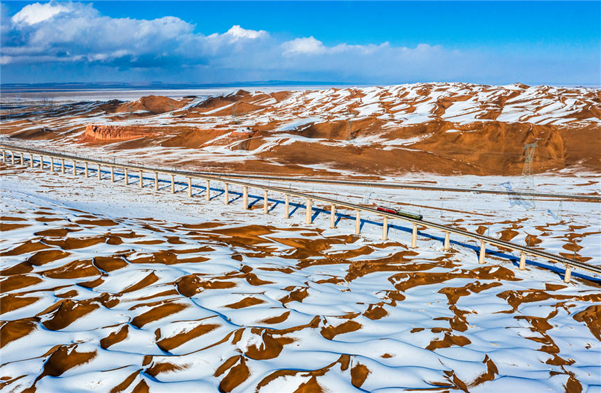 Más de la mitad de la nieve caída en el desierto se ha derretido, creando un paisaje mágico con un patrón atigrado. Foto cortesía de China Railway Lanzhou Group Co.,Ltd.