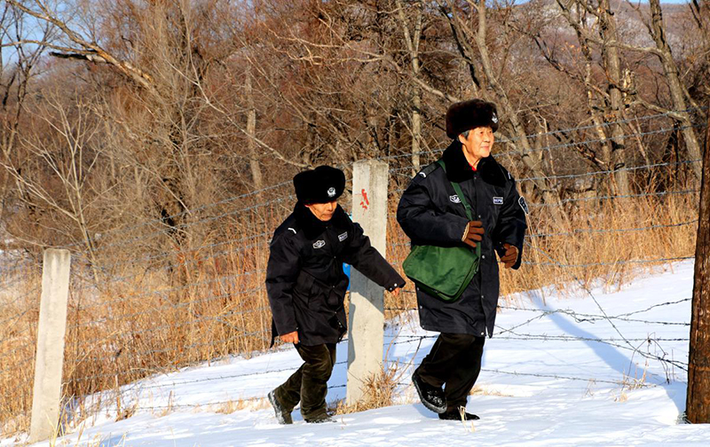Han Shuxiu y Xue Kui patrullan el área fronteriza alrededor de la aldea Jinchanggou en Dongning, en la frontera entre China y Rusia, provincia de Heilongjiang. [Foto: proporcionada a chinadaily.com.cn]