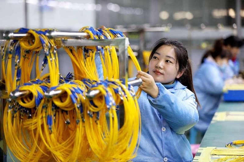 El 5 de marzo de 2022, en la Zona de Desarrollo Económico del Condado Suixi, ciudad de Huaibei, provincia de Anhui, los trabajadores preparan productos en la línea de producción de cables ópticos de Anhui Tiankai Optical Communication Technology Co., Ltd. Li Xin / Pueblo en Línea