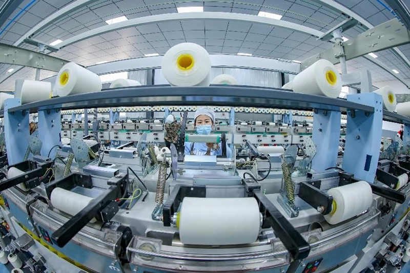 El 4 de marzo de 2022, los trabajadores del taller de Sichuan Bangwei High-tech Special Textiles Co., Ltd. en la Zona de Desarrollo Económico Daying de Sichuan, preparan los pedidos. Liu Changsong/Pueblo en Línea