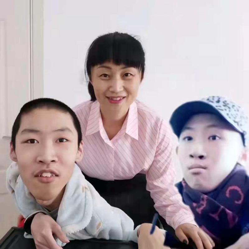 Bi Yu (al centro), con sus hijos Wang Jiabao (a la derecha) y Wang Weikang (a la izquierda). [Foto: proporcionada a chinadaily.com.cn]
