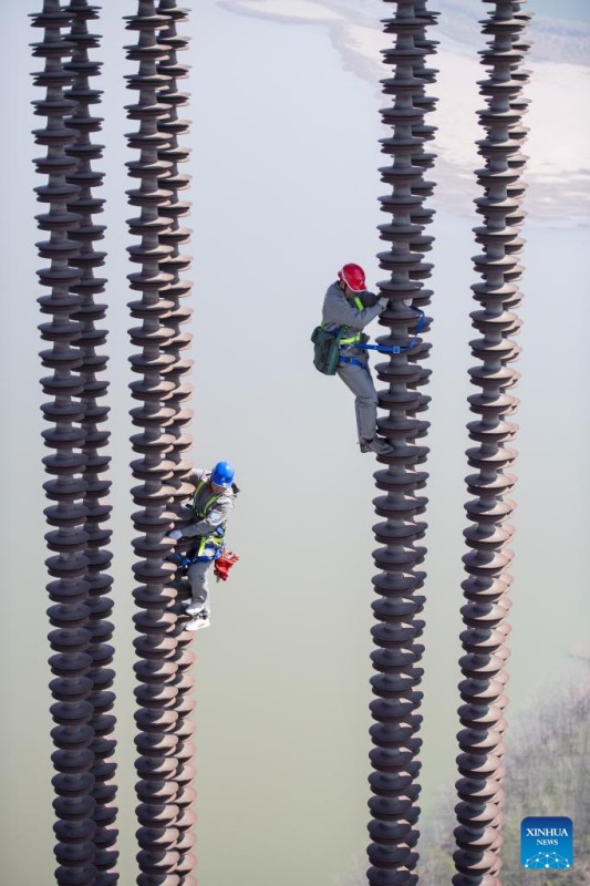 El proyecto de transmisión de energía de ultra alto voltaje (UHV, por sus siglas en inglés) que se extiende desde Lingzhou, en la región autónoma de Ningxia Hui, hasta Shaoxing, en la provincia de Zhejiang, es una parte importante de la enorme red eléctrica del país, a menudo denominada "autopistas eléctricas", construidas para transmitir electricidad desde su oeste rico en recursos al este más desarrollado y sediento de energía. (Foto: Zhao Xianfu/Xinhua)