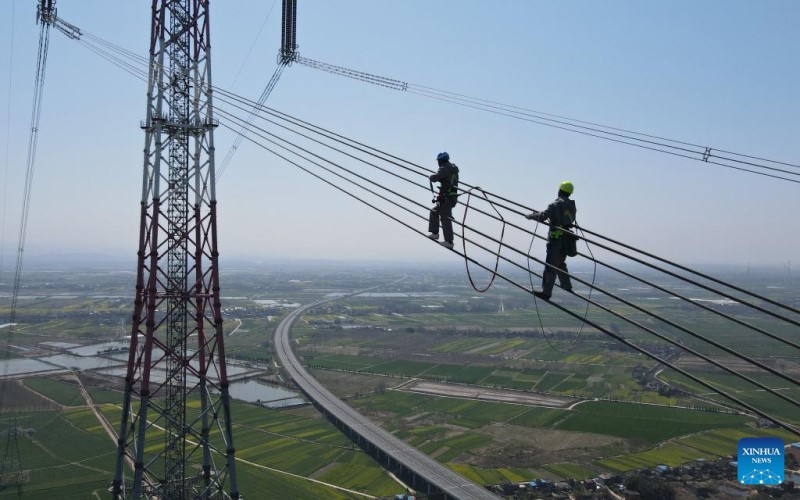 El proyecto de transmisión de energía de ultra alto voltaje (UHV, por sus siglas en inglés) que se extiende desde Lingzhou, en la región autónoma de Ningxia Hui, hasta Shaoxing, en la provincia de Zhejiang, es una parte importante de la enorme red eléctrica del país, a menudo denominada "autopistas eléctricas", construidas para transmitir electricidad desde su oeste rico en recursos al este más desarrollado y sediento de energía. (Foto:Zhou Mu/Xinhua)