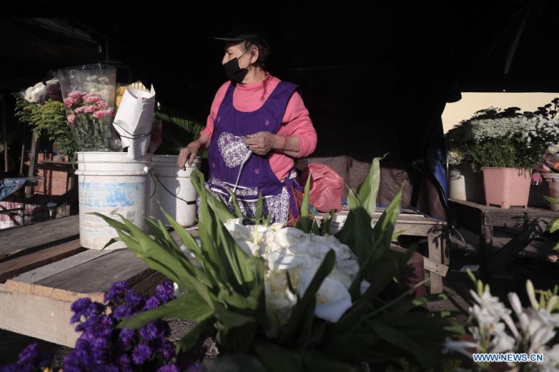 Una mujer vende flores en un mercado, en Tegucigalpa, Honduras, el 11 de marzo de 2022. (Xinhua/Rafael Ochoa)