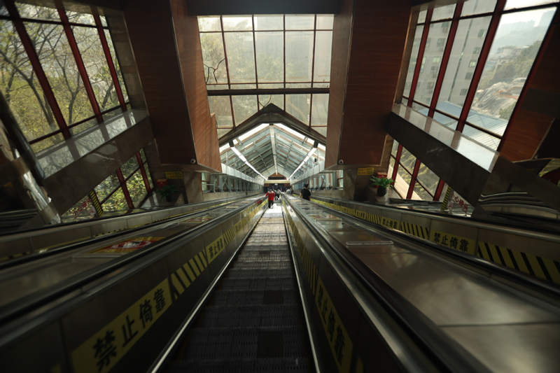 La gran escalera mecánica Lianglukou Huangguan de Chongqing (Escalera Mecánica Corona de Chongqing), la más larga de China y la segunda más larga de Asia, volvió a entrar en servicio después de un mantenimiento de cuatro meses. [Foto: Deng Rui/ Chinadaily.com.cn]