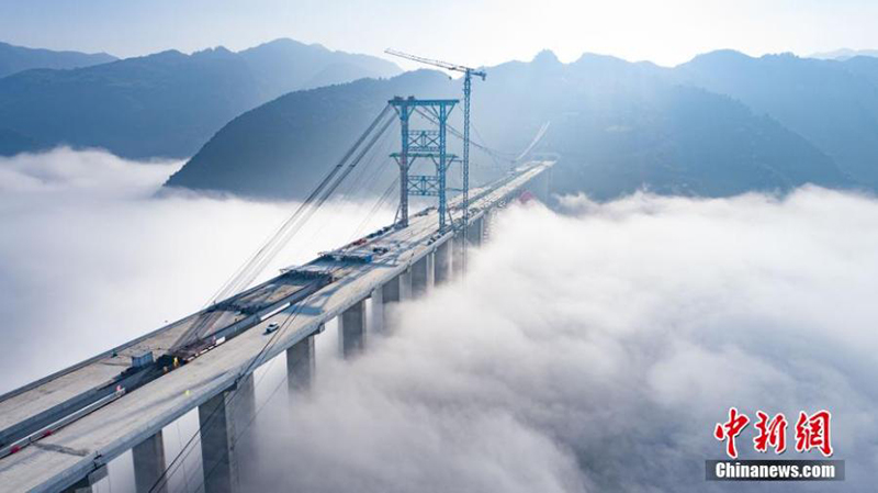 Espectacular vista del gran puente sobre las nubes en Guizhou
