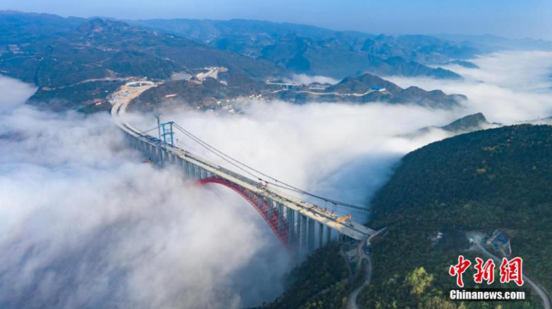 Espectacular vista del gran puente sobre las nubes en Guizhou