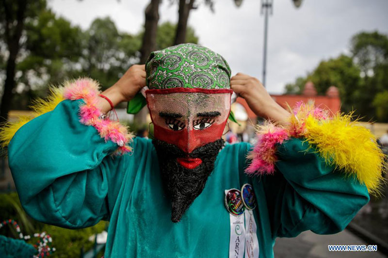 Una persona disfrazada se prepara para su participación en el Carnaval de Xochimilco 2022 en Xochimilco, en la Ciudad de México, capital de México, el 18 de marzo de 2022. (Xinhua/Francisco Cañedo)