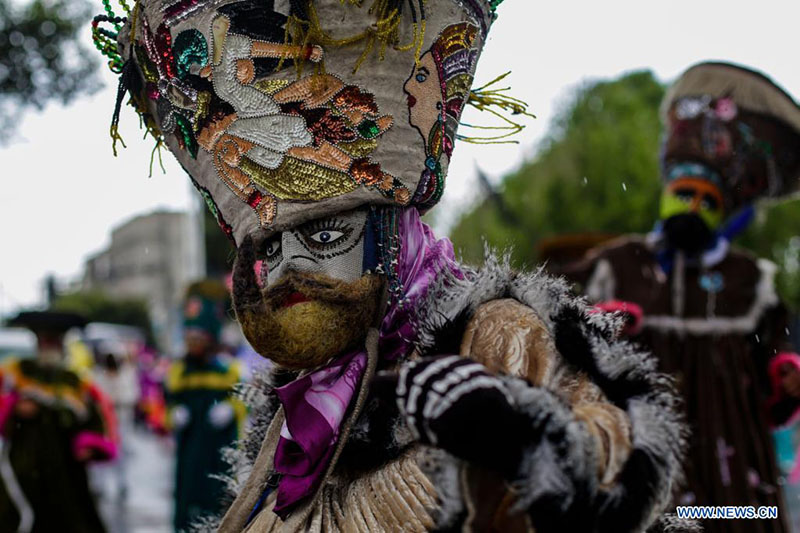 Una persona disfrazada participa en el Carnaval de Xochimilco 2022 en Xochimilco, en la Ciudad de México, capital de México, el 18 de marzo de 2022. (Xinhua/Francisco Cañedo)