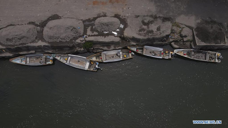 Imagen tomada con un dron de lanchas en la orilla del río Lempa, en el departamento de Usulután, El Salvador, el 18 de marzo de 2022. El río Lempa es fuente de agua potable de alrededor de 1,5 millones de habitantes del área metropolitana de San Salvador. El Día Mundial del Agua se conmemora anualmente el 22 de marzo para recordar la relevancia del vital líquido. (Xinhua/Alexander Peña)