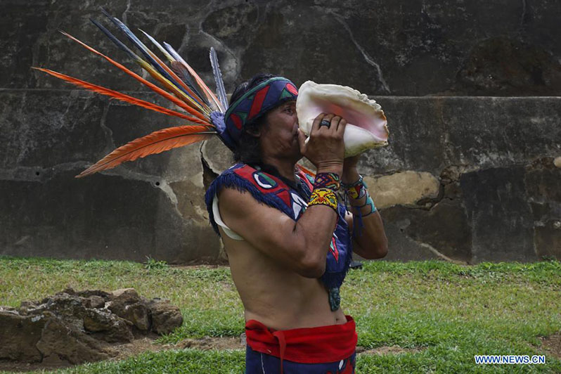 Un indígena salvadoreño sopla un caracol durante la celebración del equinoccio de primavera en el sitio arqueológico Tazumal, en la municipalidad de Chalchuapa, en el departamento de Santa Ana, El Salvador, el 20 de marzo de 2022. (Xinhua/Alexander Peña)