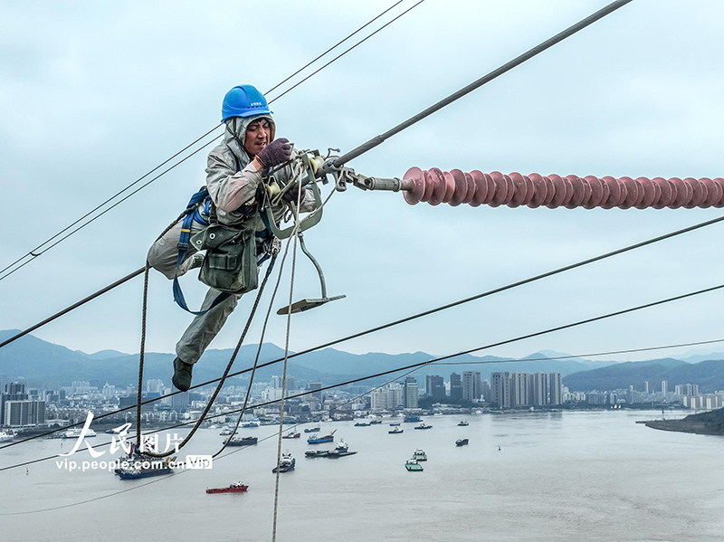 Trabajadores arriesgan sus vidas a 100 metros de altura para mantener un tendido eléctrico
