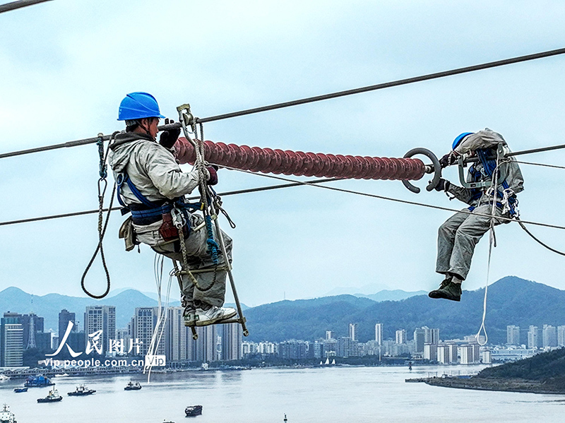 Trabajadores arriesgan sus vidas a 100 metros de altura para mantener un tendido eléctrico