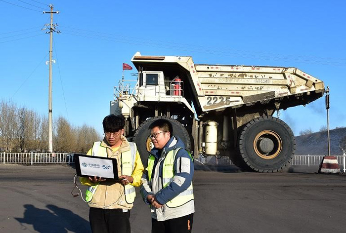 En el área de minería a cielo abierto de Shenhua Baorixile Energy Co., Ltd. en Mongolia Interior, el personal está probando la red 5G para atender la operación no tripulada de camiones de volteo de minería a gran escala.(Foto: China Mobile en Mongolia Interior)