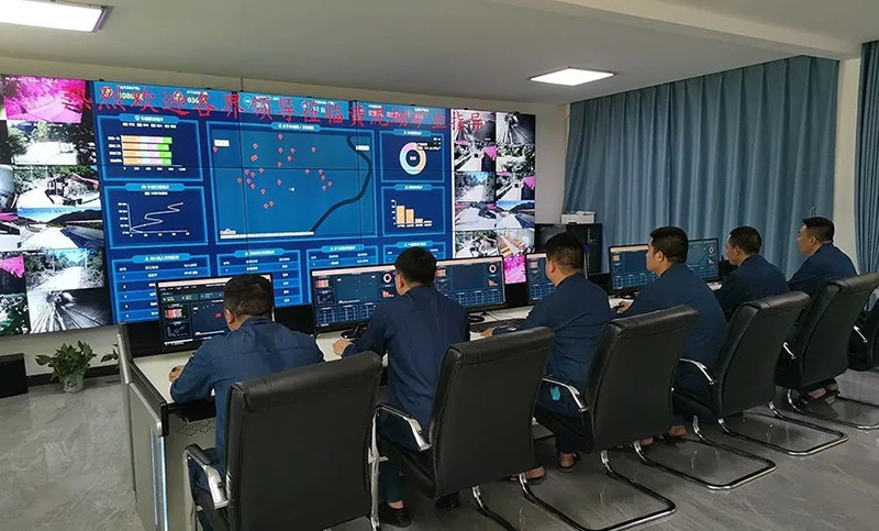 El personal de Huangniao Mining Company en el distrito Suxian, ciudad de Chenzhou, provincia de Hunan, revisa la situación de producción a través del sistema de control y gestión de minas inteligente verde 5G.(Foto: China Mining News)