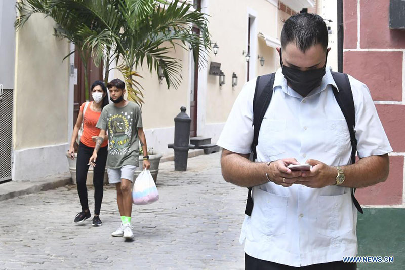 Un hombre utiliza su teléfono móvil en una calle, en La Habana, capital de Cuba, el 22 de marzo de 2022. El Gobierno cubano impulsa un ambicioso proceso de informatización de la sociedad, el cual no sólo busca modernizar los procesos de gobernanza, administrativos y económicos, sino que se centra en favorecer la vida de la ciudadanía. (Xinhua/Joaquín Hernández)