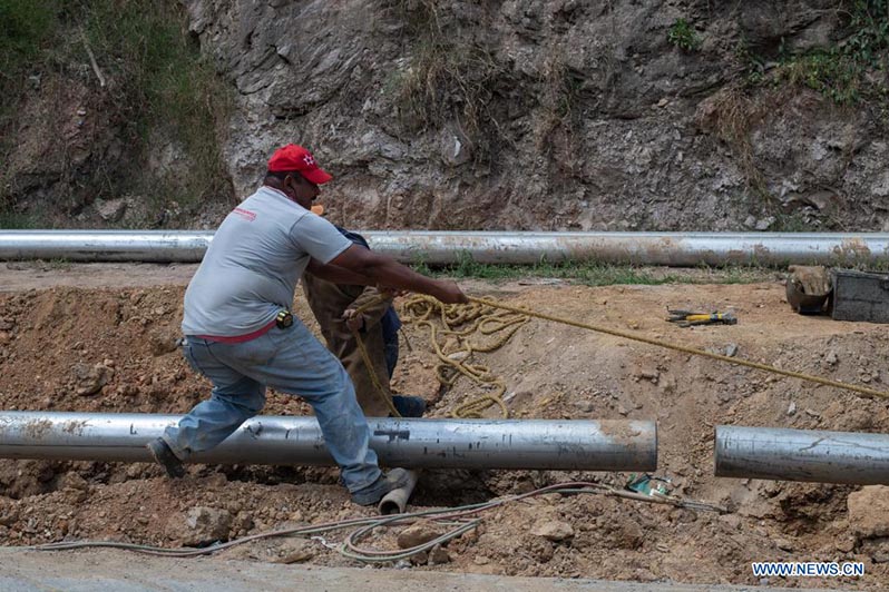 Obreros trabajan en tendido de una tubería de agua potable en Venezuela