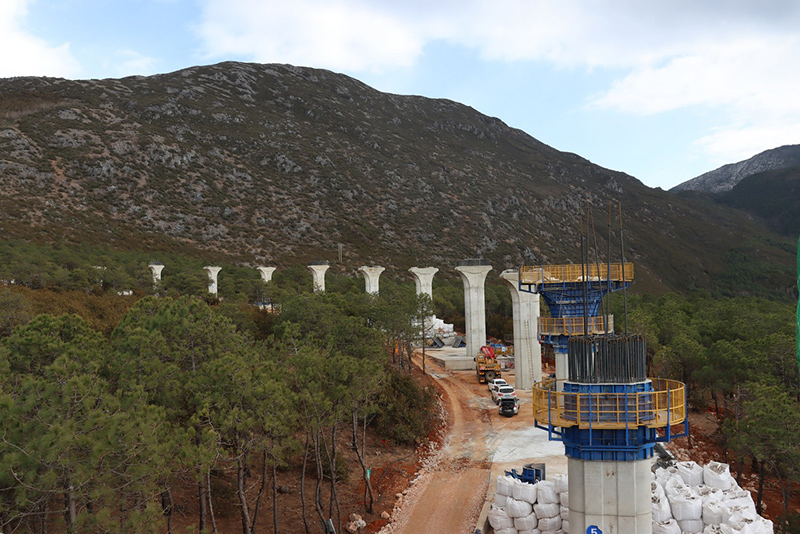 Ya se han construido pilares de soporte para el primer tren turístico del mundo con una vista panorámica de la montaña en Lijiang, provincia de Yunan. [Foto: proporcionada a chinadaily.com.cn]