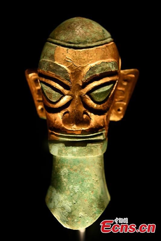 Una cabeza humana de bronce con una máscara de oro se exhibe en el Museo Sanxingdui, en la provincia de Sichuan, en el suroeste de China, el 29 de marzo de 2022. (Foto: Servicio de Noticias de China/Zhang Lang)