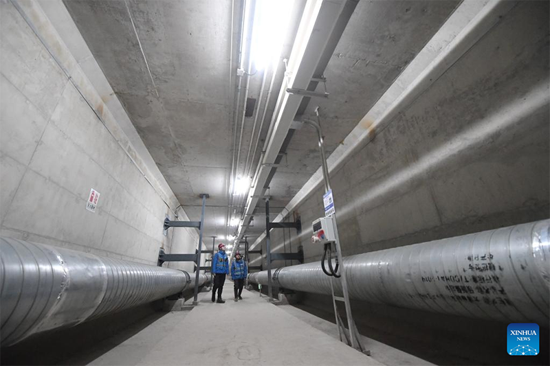 Miembros del personal inspeccionan un sistema de tuberías subterráneas en el distrito de Rongdong de la Nueva Área de Xiongan, provincia de Hebei, China, 30 de marzo del 2022. [Foto: Xinhua]