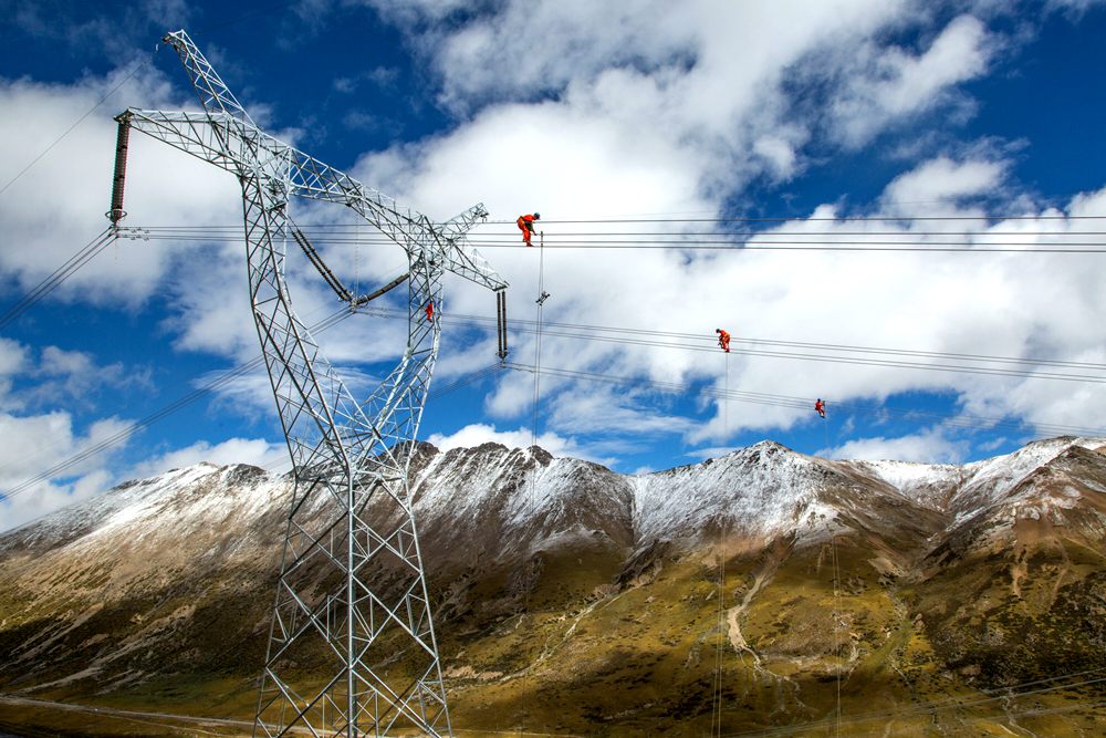 Utilizan un helicóptero para revisar una línea eléctrica en el Tíbet