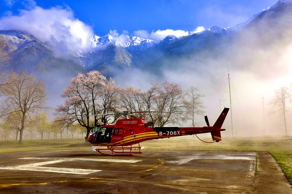 Utilizan un helicóptero para revisar una línea eléctrica en el Tíbet