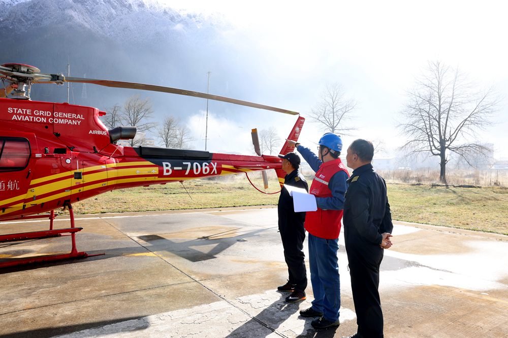 Utilizan un helicóptero para revisar una línea eléctrica en el Tíbet