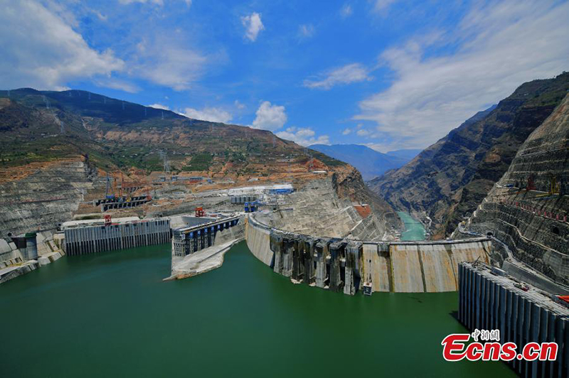 La foto de archivo tomada el 28 de mayo de 2022 muestra la central hidroeléctrica Baihetan en el suroeste de China. (Foto proporcionada al Servicio de Noticias de China)