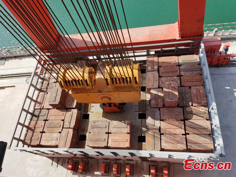 La foto tomada el 13 de abril de 2022 muestra que la prueba de carga está en progreso en la grúa de la estación hidroeléctrica Baihetan en el suroeste de China. (Foto proporcionada al Servicio de Noticias de China)