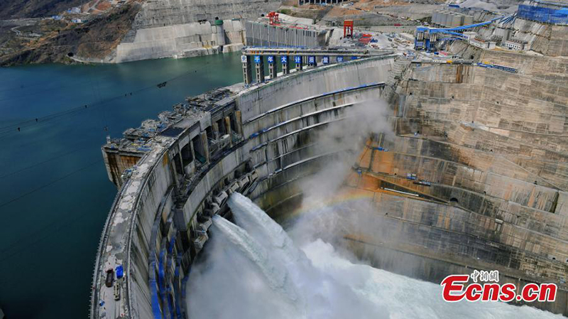 La foto de archivo tomada el 28 de mayo de 2022 muestra la central hidroeléctrica Baihetan en el suroeste de China. (Foto proporcionada al Servicio de Noticias de China)