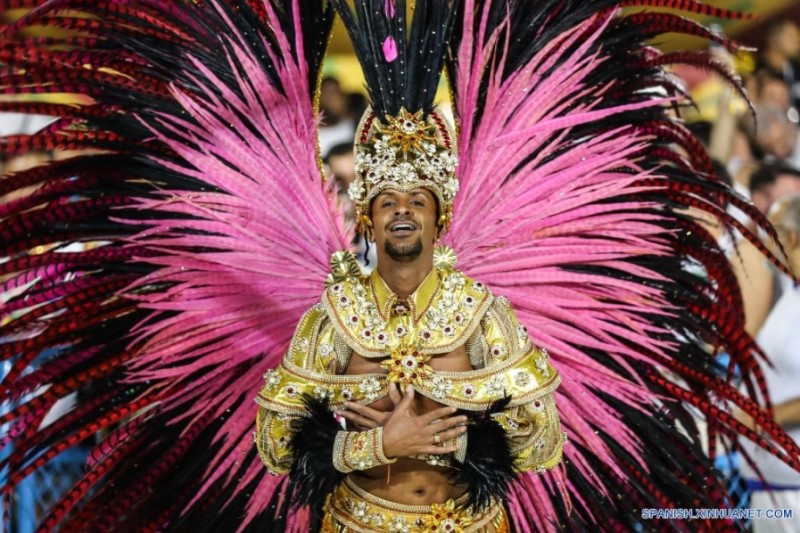 Imagen del 20 de abril de 2022 de un juerguista participando en el desfile de carnaval, en Río de Janeiro, Brasil. El desfile del carnaval, el cual se pospuso de su fecha original en febrero debido a la propagación de la variante Omicron, se inauguró el miércoles por la noche en Río de Janeiro. (Xinhua/Wang Tiancong)