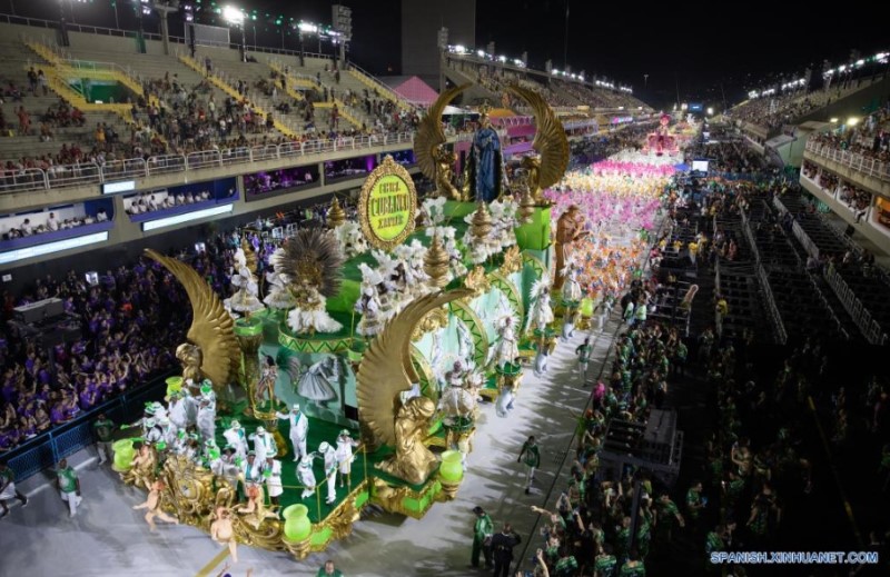 Imagen del 20 de abril de 2022 de juerguistas participando en el desfile de carnaval, en Río de Janeiro, Brasil. El desfile del carnaval, el cual se pospuso de su fecha original en febrero debido a la propagación de la variante Omicron, se inauguró el miércoles por la noche en Río de Janeiro. (Xinhua/Wang Tiancong)