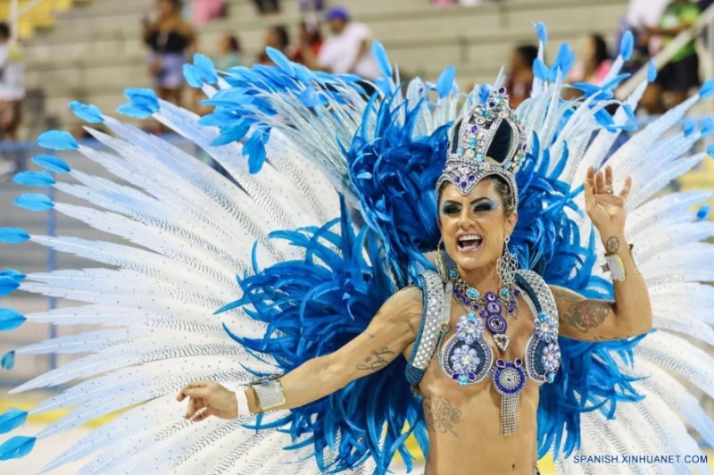 Imagen del 20 de abril de 2022 de una juerguista participando en el desfile de carnaval, en Río de Janeiro, Brasil. El desfile del carnaval, el cual se pospuso de su fecha original en febrero debido a la propagación de la variante Omicron, se inauguró el miércoles por la noche en Río de Janeiro. (Xinhua/Wang Tiancong)