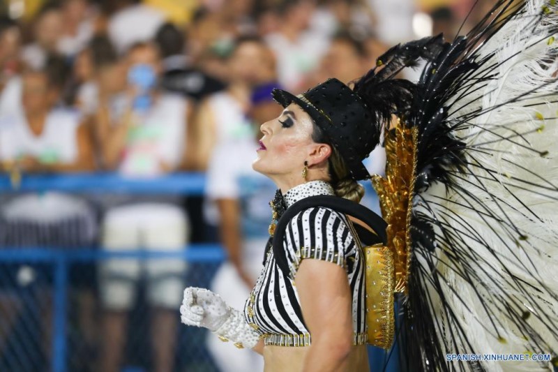 Imagen del 20 de abril de 2022 de una juerguista participando en el desfile de carnaval, en Río de Janeiro, Brasil. El desfile del carnaval, el cual se pospuso de su fecha original en febrero debido a la propagación de la variante Omicron, se inauguró el miércoles por la noche en Río de Janeiro. (Xinhua/Wang Tiancong)