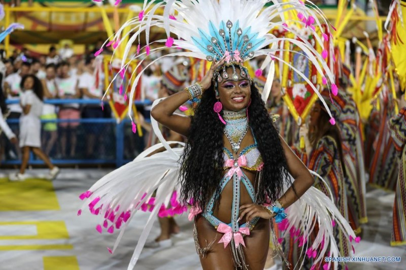  Imagen del 20 de abril de 2022 de una juerguista participando en el desfile de carnaval, en Río de Janeiro, Brasil. El desfile del carnaval, el cual se pospuso de su fecha original en febrero debido a la propagación de la variante Omicron, se inauguró el miércoles por la noche en Río de Janeiro. (Xinhua/Wang Tiancong)