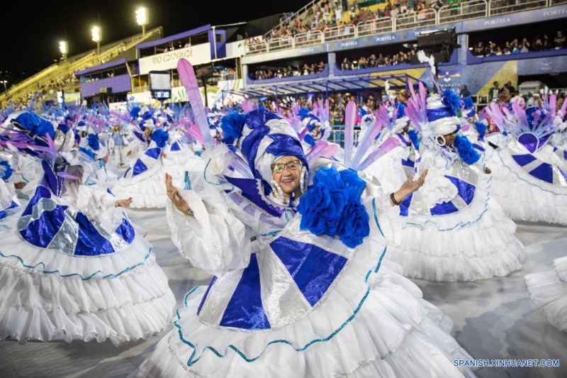  Imagen del 20 de abril de 2022 de juerguistas participando en el desfile de carnaval, en Río de Janeiro, Brasil. El desfile del carnaval, el cual se pospuso de su fecha original en febrero debido a la propagación de la variante Omicron, se inauguró el miércoles por la noche en Río de Janeiro. (Xinhua/Wang Tiancong)