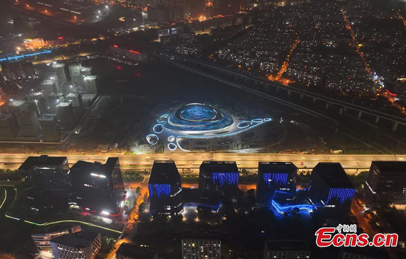 Vista nocturna del centro de deportes electrónicos de Hangzhou