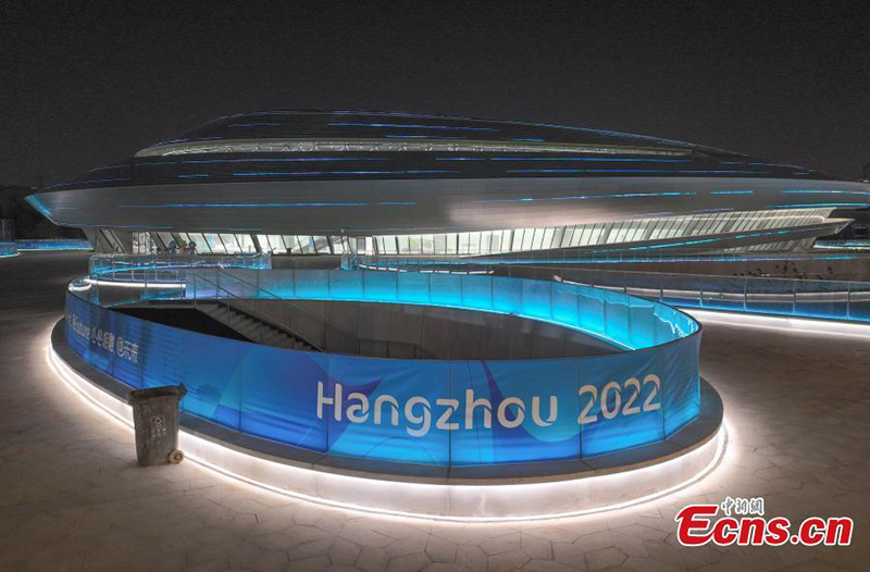 Vista nocturna del centro de deportes electrónicos de Hangzhou