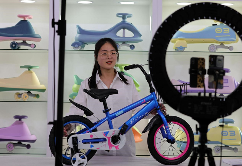 El 21 de abril de 2022, el personal de Tie Niu Bicycle Industry Co., Ltd., condado Guangzong de Xingtai, provincia de Hebei, promocionó bicicletas para niños en la transmisión en vivo en línea de la Feria de Cantón. Wang Lei/Pueblo en Línea