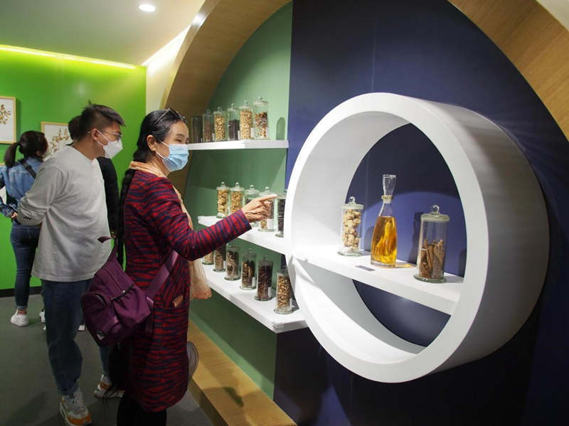 El 19 de abril de 2022, los turistas visitan el Museo de Ciencias del Jardín Botánico Nacional. Du Jianpo/Pueblo en Línea