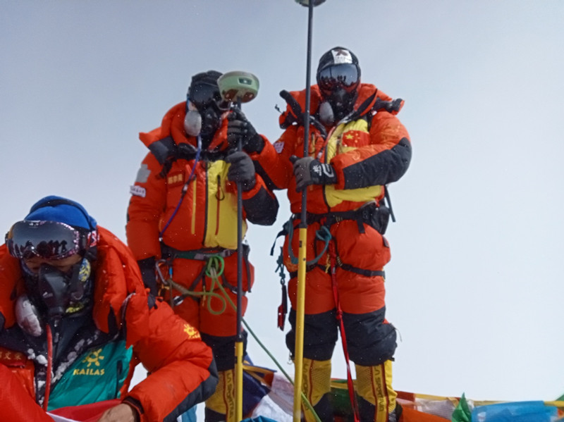 Chen Gang, profesor de la Universidad China de Geociencias (Wuhan), y su hijo, Chen Lihao, alcanzan la cima del Monte Qomolangma, 30 de abril del 2022. [Foto: proporcionada a chinadaily.com.cn]