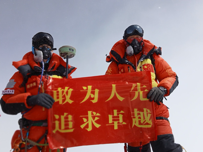 Chen Gang, profesor de la Universidad China de Geociencias (Wuhan), y su hijo, Chen Lihao, alcanzan la cima del Monte Qomolangma, 30 de abril del 2022. [Foto: proporcionada a chinadaily.com.cn]