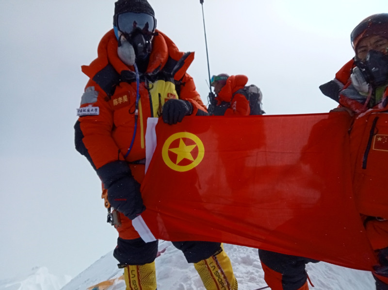 Chen Gang, profesor de la Universidad China de Geociencias (Wuhan), y su hijo, Chen Lihao, alcanzan la cima del Monte Qomolangma, 30 de abril del 2022. [Foto: proporcionada a chinadaily.com.cn]