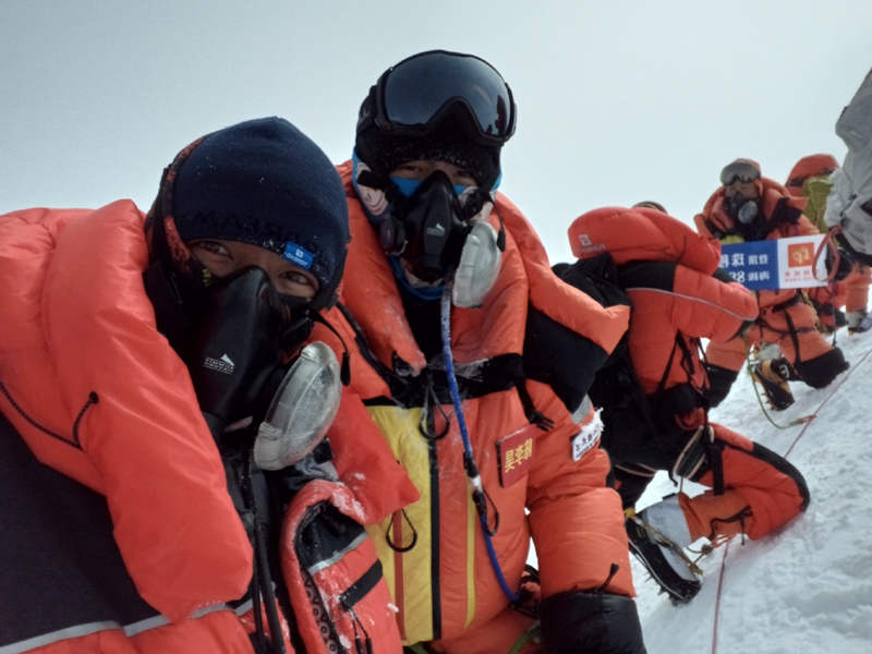 Chen Gang, profesor de la Universidad China de Geociencias (Wuhan), y su hijo, Chen Lihao, alcanzan la cima del Monte Qomolangma, 30 de abril del 2022. [Foto: proporcionada a chinadaily.com.cn]