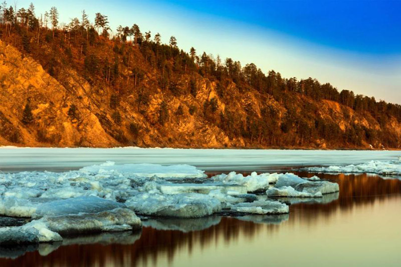 Hermoso paisaje de hielo en el río Huma en verano