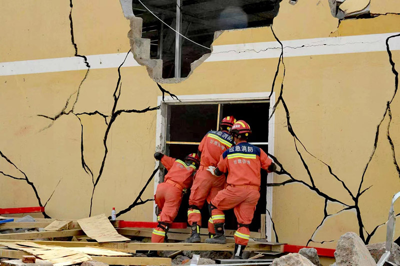 Los trabajadores de rescate buscan en un edificio derrumbado del campo de entrenamiento de la ciudad de Zhangye, provincia de Gansu, 11 de mayo del 2022. [Foto: Pei Qiang/ China Daily]