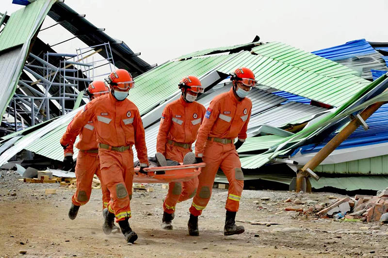 Trabajadores de rescate llevan a los heridos al campo de entrenamiento de la ciudad de Zhangye, provincia de Gansu, 11 de mayo del 2022. [Foto: Pei Qiang/ China Daily]